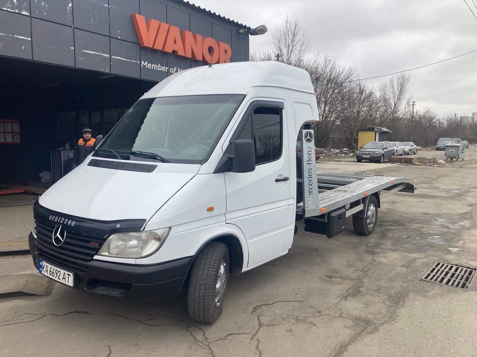 Легковий евакуатор під час навантаження автомобіля